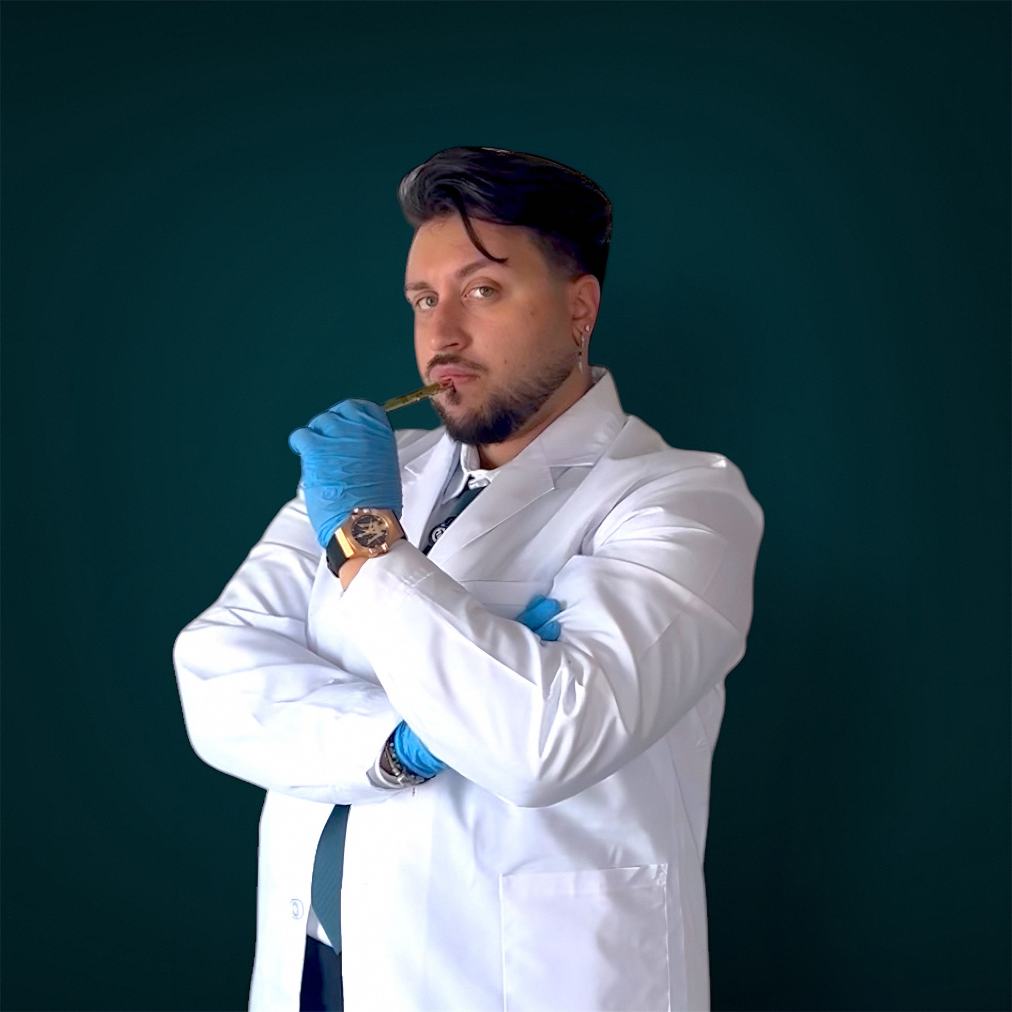 Claudio Bruno a braccia conserte, in posa riflessiva